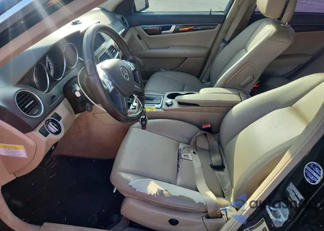 2013 Mercedes-Benz C 250 из США, поврежденный, VIN WDDGF4HB8DR258591